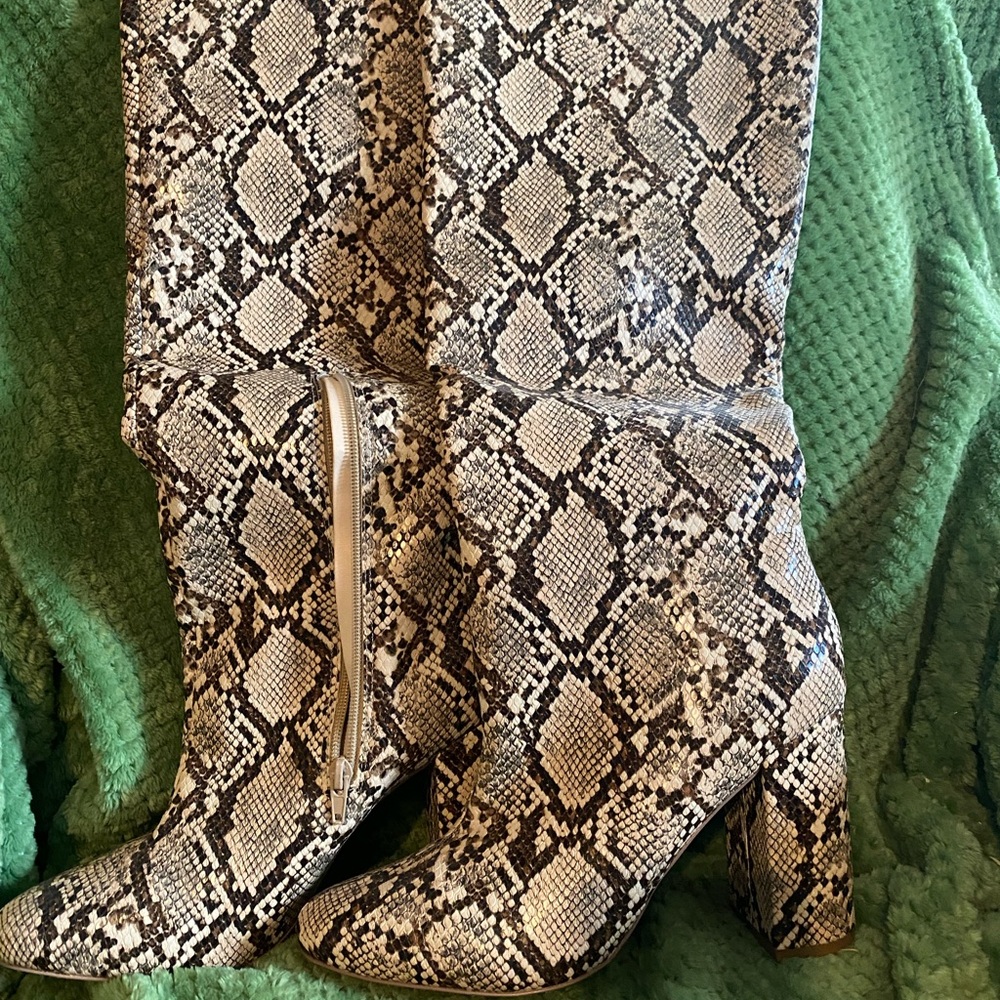 LADIES SNAKE BOOTS